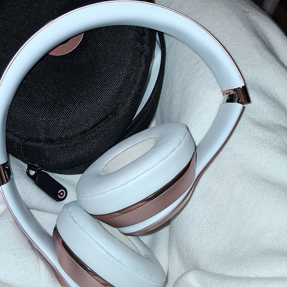 Beats Solo 3 Used Few Times. - Picture 9 of 13